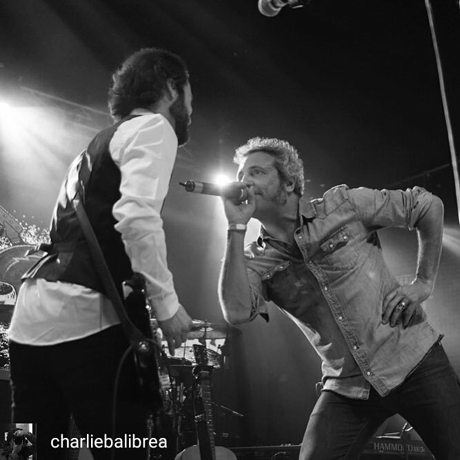 carlosvudu's tweet photo. So let's get to the point, let's roll another joint
Let's head on down the road
There's somewhere I gotta go
And you don't know how it feels
Disfrutando de @tarqueoficial desde primerísima linea 💃💃😎😎🤘🤘
📷 @CharlieBalibrea https://t.co/8mV9SCaE77