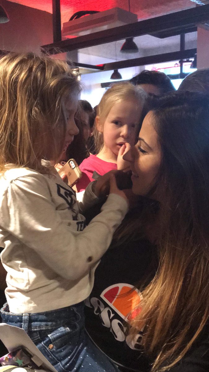 saboo71's tweet photo. Une surprise plus que réussie . Merci @rosieroceane @MadleenRosier @FauveHautot et @DenitsaOff . Mahee a des étoiles dans les yeux https://t.co/C9gBMPZkbS
