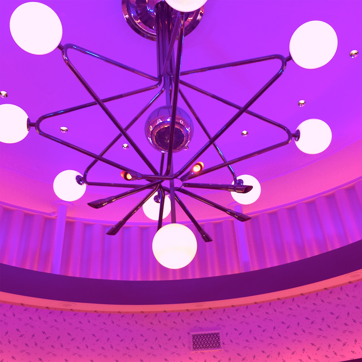 zipadsayidodah's tweet photo. Gotta love those #disneydetails!
.
#flosv8diner #flosdiner #carsland #retrolamp #disneystagram #californiaadventure #disneylandcalifornia https://t.co/R9WnqUwxrj