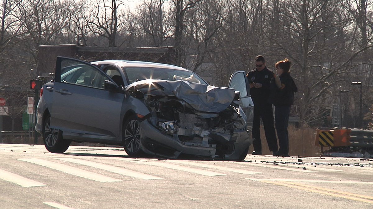 Stringernews's tweet photo. Hauppauge, NY- A woman was killed, her husband seriously injured and 2 others hurt after a 2 car crash at the intersection of Nesconset Hwy and Route 111 this afternoon. https://t.co/g0b2YAGvM9