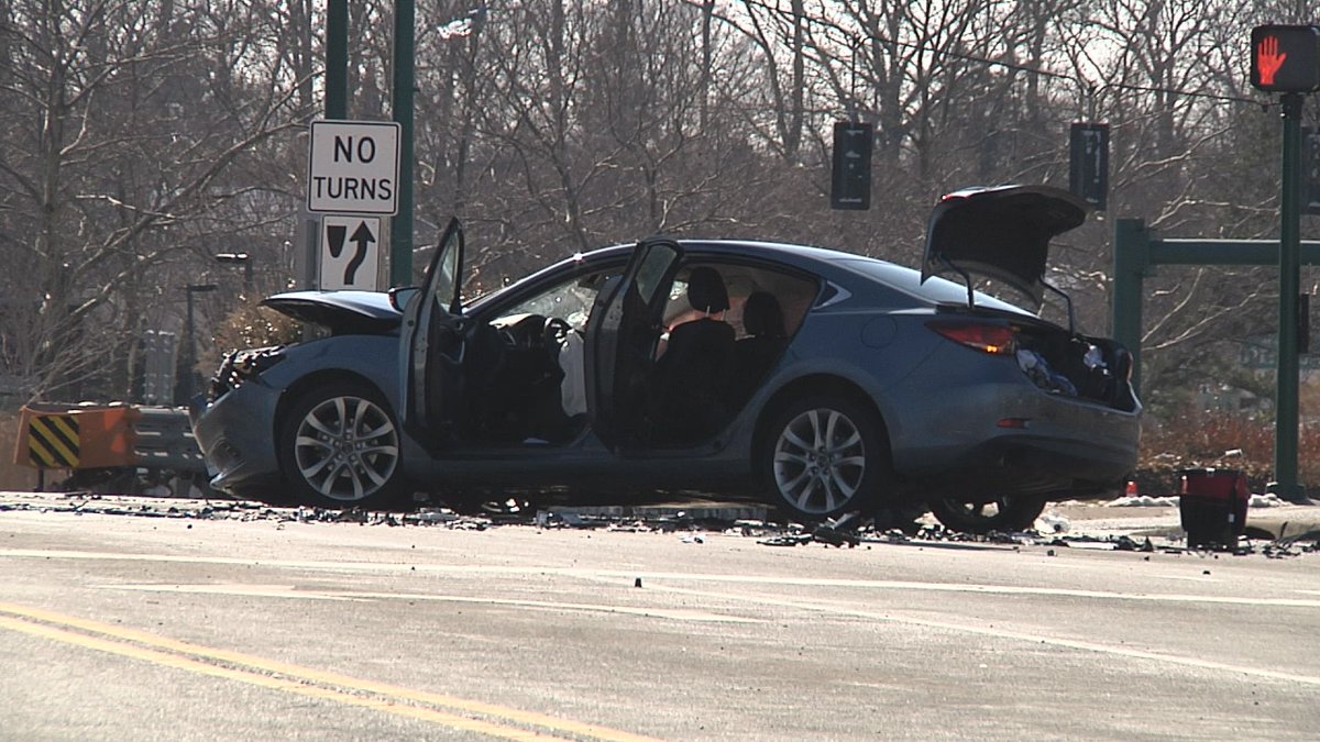 Stringernews's tweet photo. Hauppauge, NY- A woman was killed, her husband seriously injured and 2 others hurt after a 2 car crash at the intersection of Nesconset Hwy and Route 111 this afternoon. https://t.co/g0b2YAGvM9