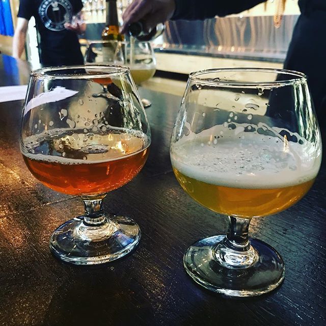 thebarleybroad's tweet photo. Today’s side by side was @franziskaner.weissbier Weissbier and @hoegaarden Belgian Wit. If the color wasn’t a dead give away, the banana in the Franziskaner was! #beertasting #beereducation https://t.co/nVc4qeXCBl https://t.co/v3MXokjS8T
