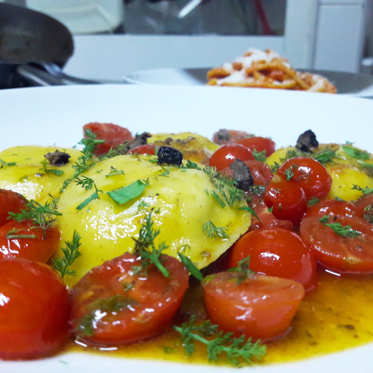 ChefDan00's tweet photo. Particolare ravioli di gamberie e capesante con salsa di cilliegino e tartufo nero #cuoco #cuocorock #pastafresca #pastaripiena
#viviincucina https://t.co/CIjRyG6Ubv
