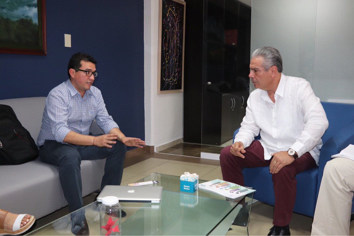 educacioncolima's tweet photo. Los titulares de @educacioncolima y @culturacolima del @gobiernocolima, Jaime Flores Merlo y  @crvuelvas, respectivamente, se reunieron para revisar los programas y acciones que aplican de manera coordinada al interior de planteles escolares, así como en horarios extra clases. https://t.co/eo8WD46Cps
