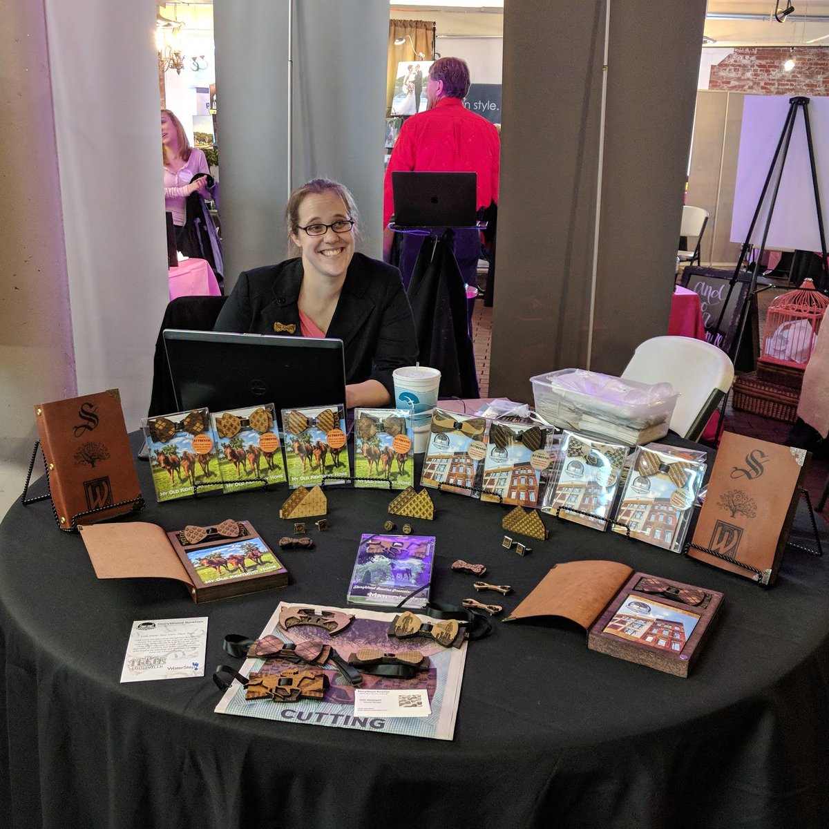 StoryWoodWear's tweet image. Showing off StoryWood Bowties at  the @louweddingnetwork event at @1860MellwoodAve.

#woodbowties #woodenbowtie #wood #bowties #bowtieswag #wedding #bowtie #woodbowtiesarecool #whatstoryareyouwearing #louisville #whiskeyrowlouisville #whiskey #history #art #wearableart
