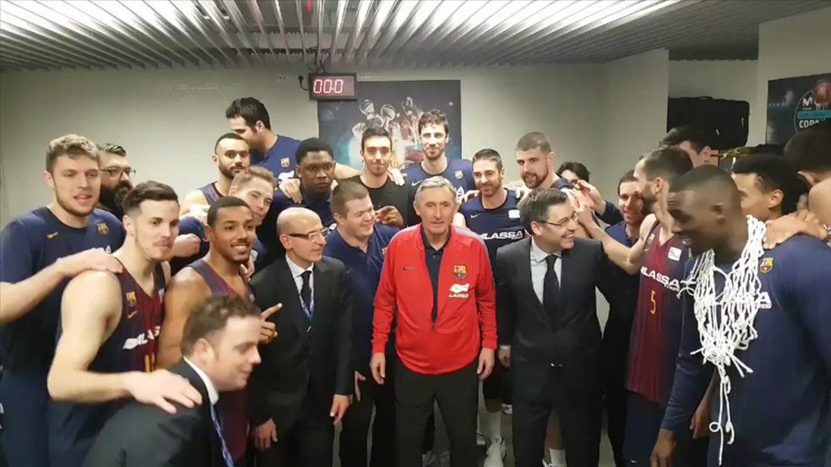 SPORTMasDeporte's tweet photo. #CopaACB | 💙❤️¡CAMPIONS! 
Bartomeu bajó al vestuario para felicitar al equipo y a Pesic https://t.co/Vj4wjEOb3F https://t.co/NyjNcxEjmE