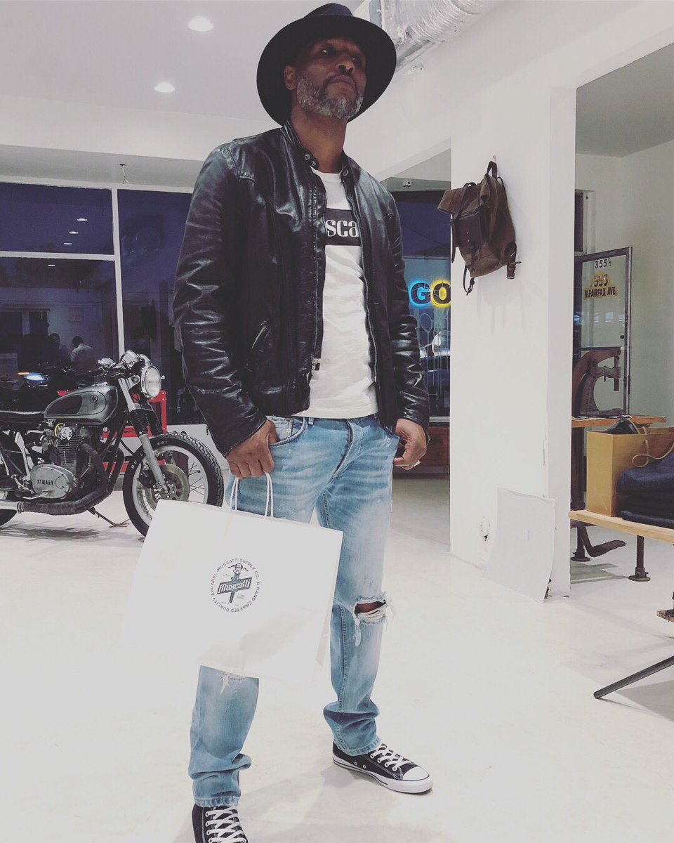 _Muscatti's tweet photo. Legendary champ Bernard Hopkins comes by our store on Fairfax looking good as always!! #boxing https://t.co/s02I6o6vOD