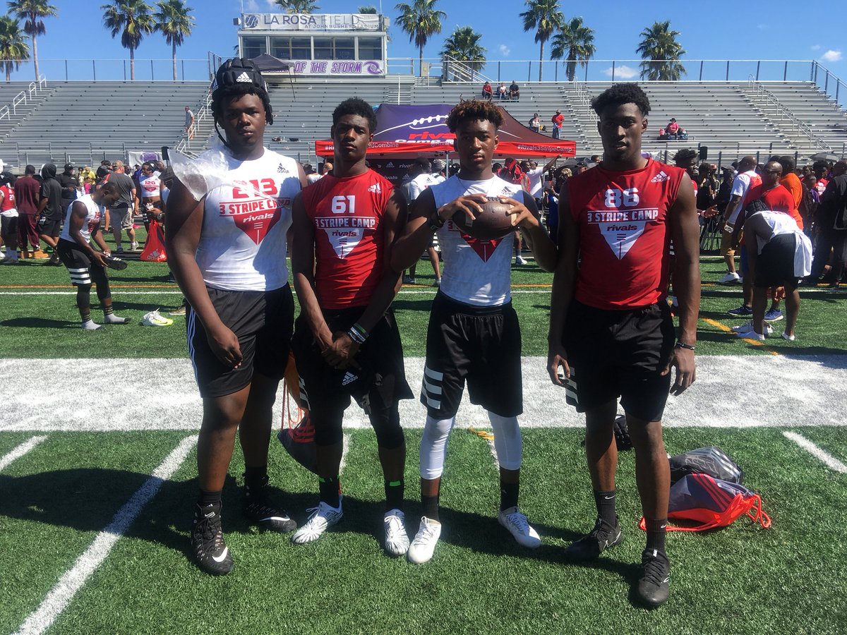 Coach____D's tweet image. @OHSKnightsFB @CS2SA
2021 @I1Walter &amp;amp; 2020 @JalenRivers01 @_chantzler @DT_26x showed up and represented well @RivalsCamp #Rivals3StripeCamp
#OakleafBuilt