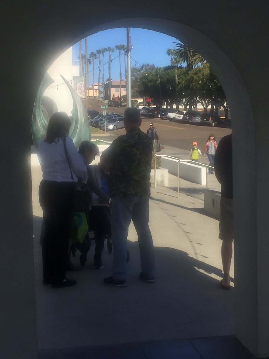 CaptainNemo86's tweet photo. The legend himself has arrived! Talk will begin at 3:00! 😍 https://t.co/msdpoulOrG
