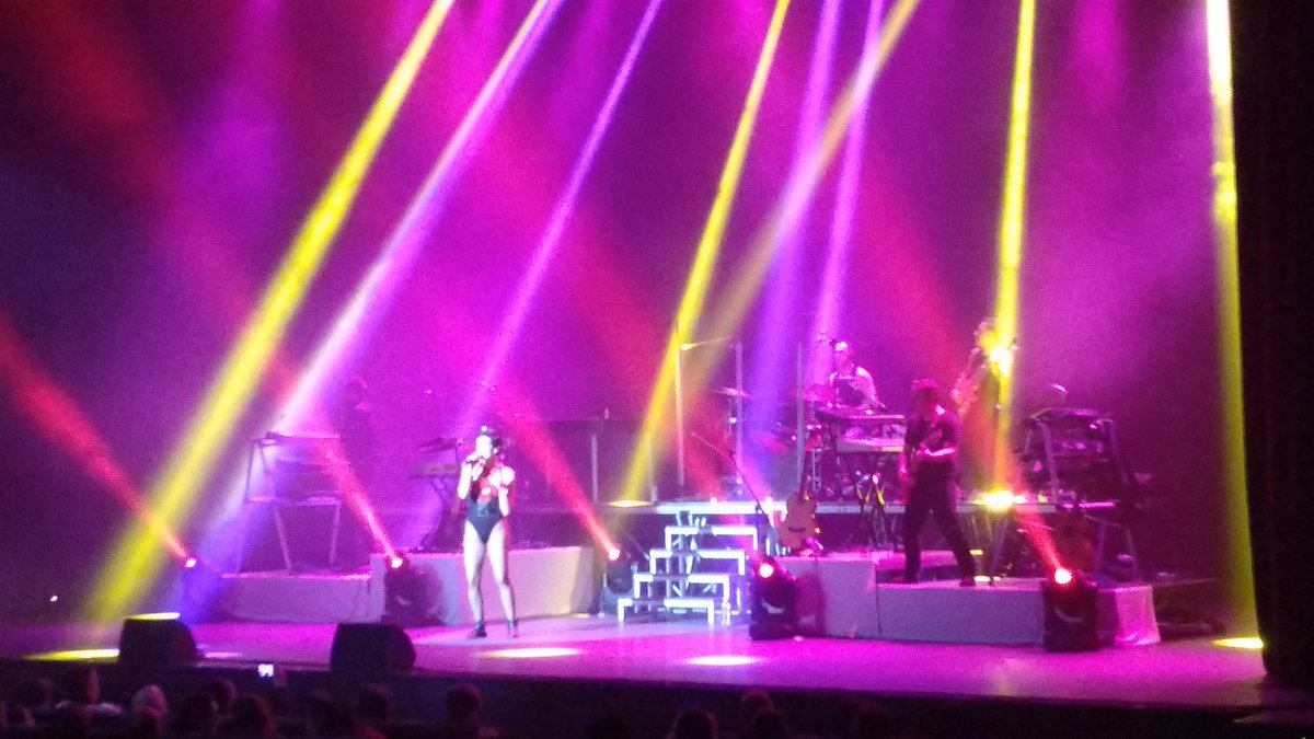 TurismoGalicia1's tweet photo. Grandísimo concierto de la #GiraHijadelaluna con @RobinTorres_
hoy en #Ourense
Buena voz y fiel a la última gira de #Mecano en coreografía, música y puesta en escena
#girahijadelaluna #homenajeamecano #robintorres https://t.co/CbRWBA6tR5