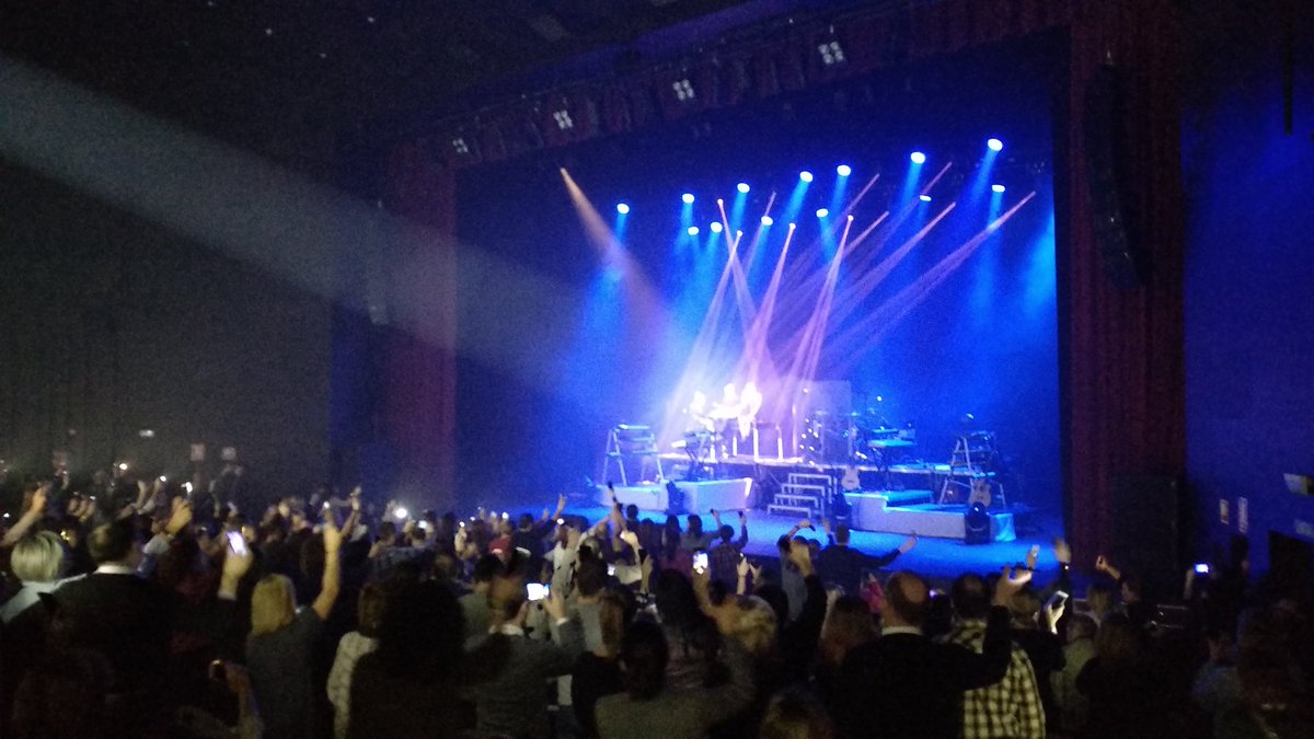 TurismoGalicia1's tweet photo. Grandísimo concierto de la #GiraHijadelaluna con @RobinTorres_
hoy en #Ourense
Buena voz y fiel a la última gira de #Mecano en coreografía, música y puesta en escena
#girahijadelaluna #homenajeamecano #robintorres https://t.co/CbRWBA6tR5