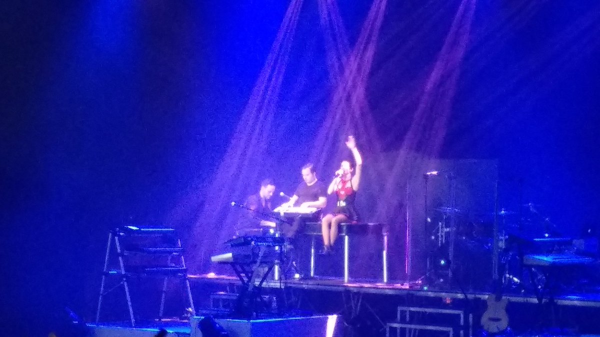 TurismoGalicia1's tweet photo. Grandísimo concierto de la #GiraHijadelaluna con @RobinTorres_
hoy en #Ourense
Buena voz y fiel a la última gira de #Mecano en coreografía, música y puesta en escena
#girahijadelaluna #homenajeamecano #robintorres https://t.co/CbRWBA6tR5