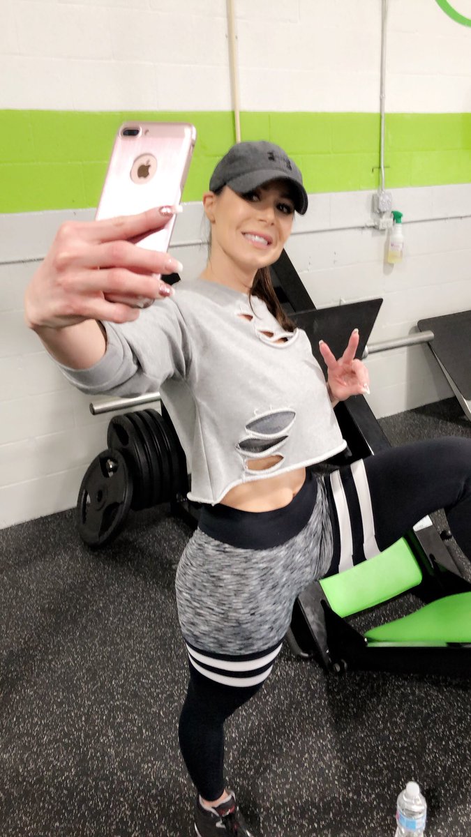 TorianPT2626's tweet photo. Random pic of me taking a pic of @KendraLust taking a selfie when she should be working out! Lol #lustarmy #KendraLust https://t.co/t5r0iwm15X