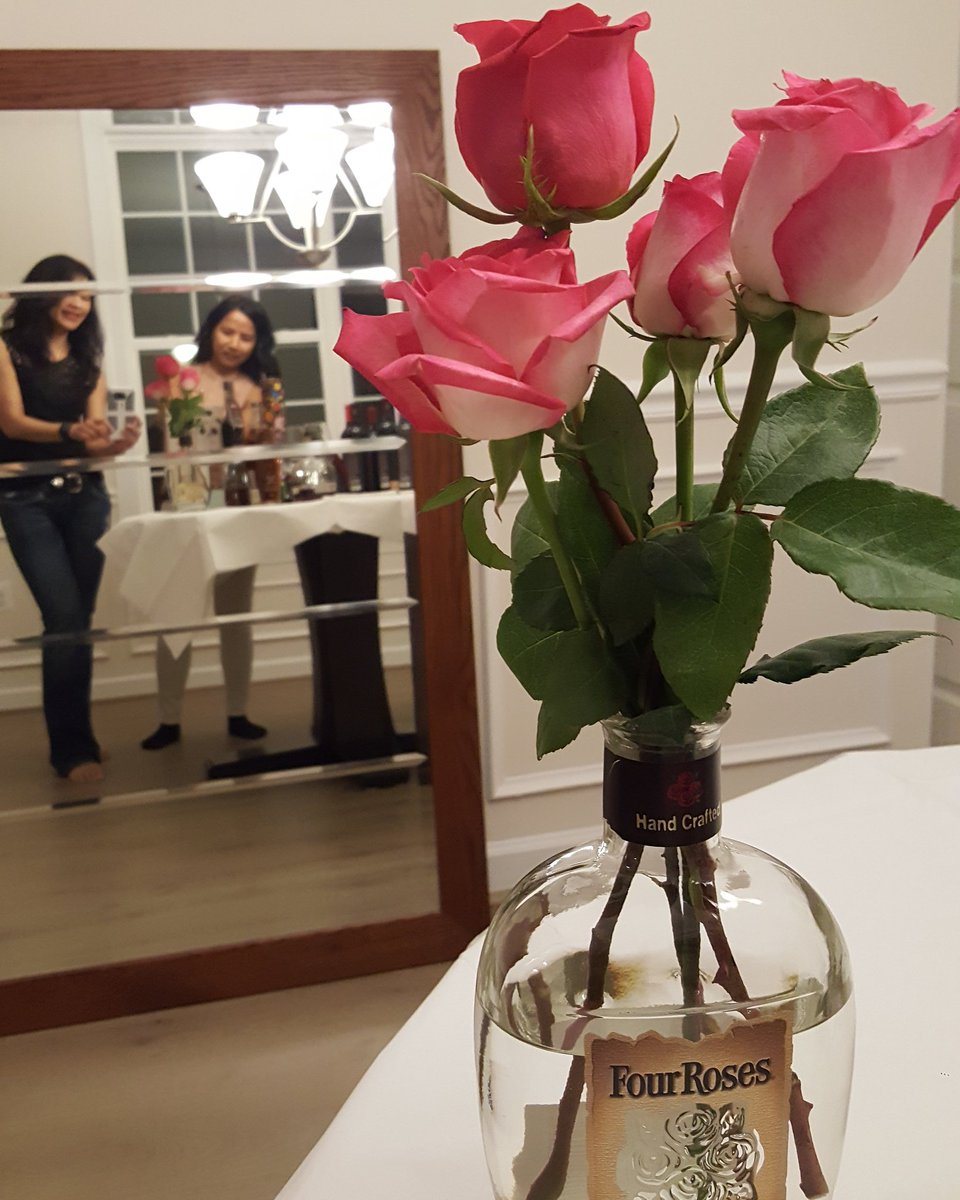 iChantha's tweet photo. Four Roses #fourroses https://t.co/pN8BtXUw1j