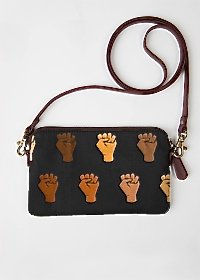 notablySmitten's tweet image. The goods at @shopVIDA are so goooood! This #Blackpower bag is perfect for opening weekend of #BlackPanther! ow.ly/Mmn530itpOG