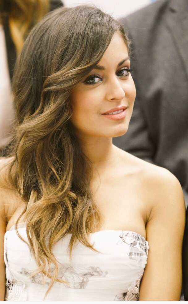 BandsBooks's tweet photo. 1- Hiba Abouk
-En mi opinión siempre será mi actriz favorita.❤
-Me encanta porque es muy humilde💓
-Actúa de 10👌👌 https://t.co/4n7jhgBudL