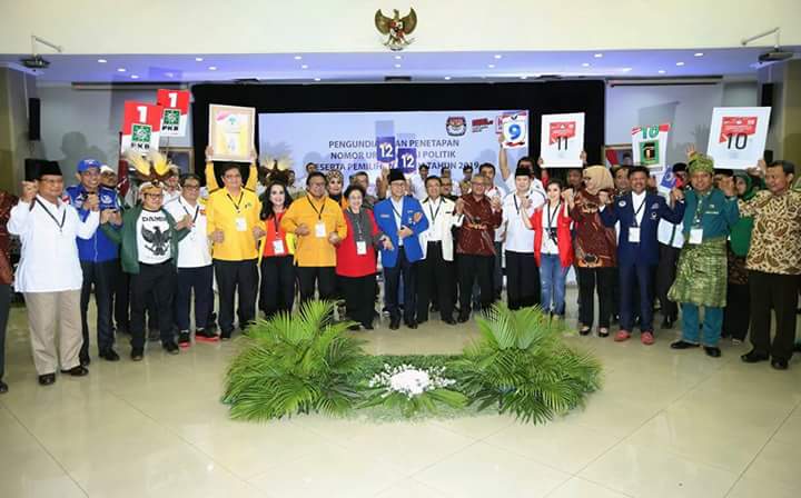 #SahabatBawaslu
Ketua dan Anggota Bawaslu RI menghadiri pengambilan nomor urut Partai Poltik Peserta Pemilu Tahun 2019 di Gedung KPU RI, Menteng,  Jakarta Pusat. Minggu (18/2/2018) 

Foto : Humas - Nurisman
#BawasluMengawasi
#SalamAwasi
#TolakPolitikUang
#LawanPolitisasiSARA