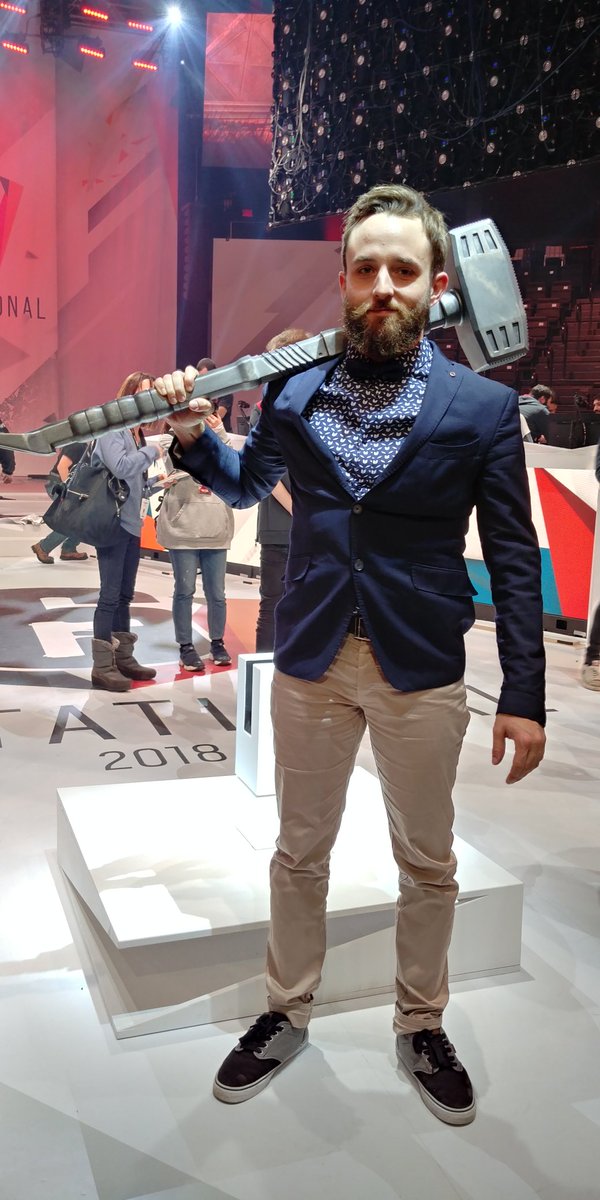 ScokR6S's tweet image. Bonjour madame, je suis le réparateur.
Où est la machine à laver ?