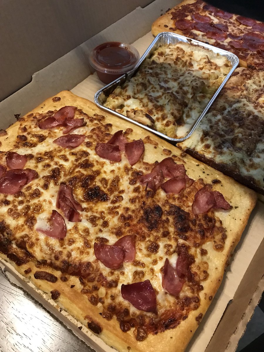 Not_Cassidy's tweet photo. Dear @pizzahut why didn’t you cut our pizza? https://t.co/5AsKgwlOZj
