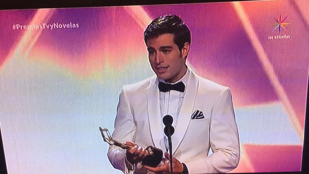 Bravo 👏🏼 Felicidades <a href="/DaniloCarrera/">Danilo Carrera</a> #MejorVillano tus #Danilocas estamos aún más orgullosas de ti corazón hermoso!!
