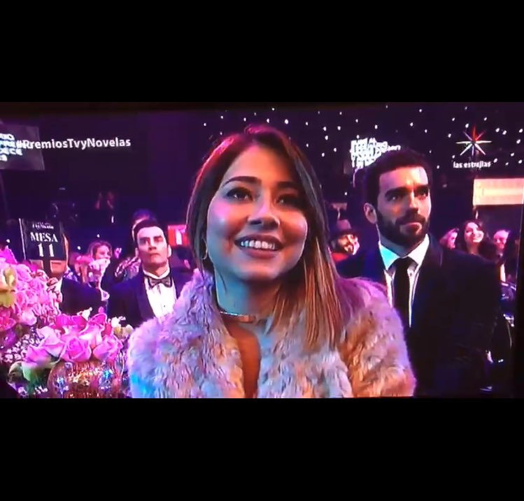 Hermosa <a href="/AngelsRincon/">Angela Rincon</a> #PremiosTVyNovelas acompañando a nuestro <a href="/DaniloCarrera/">Danilo Carrera</a> #MejorVillano 😀👏🏼👏🏼👏🏼👏🏼👏🏼👏🏼
