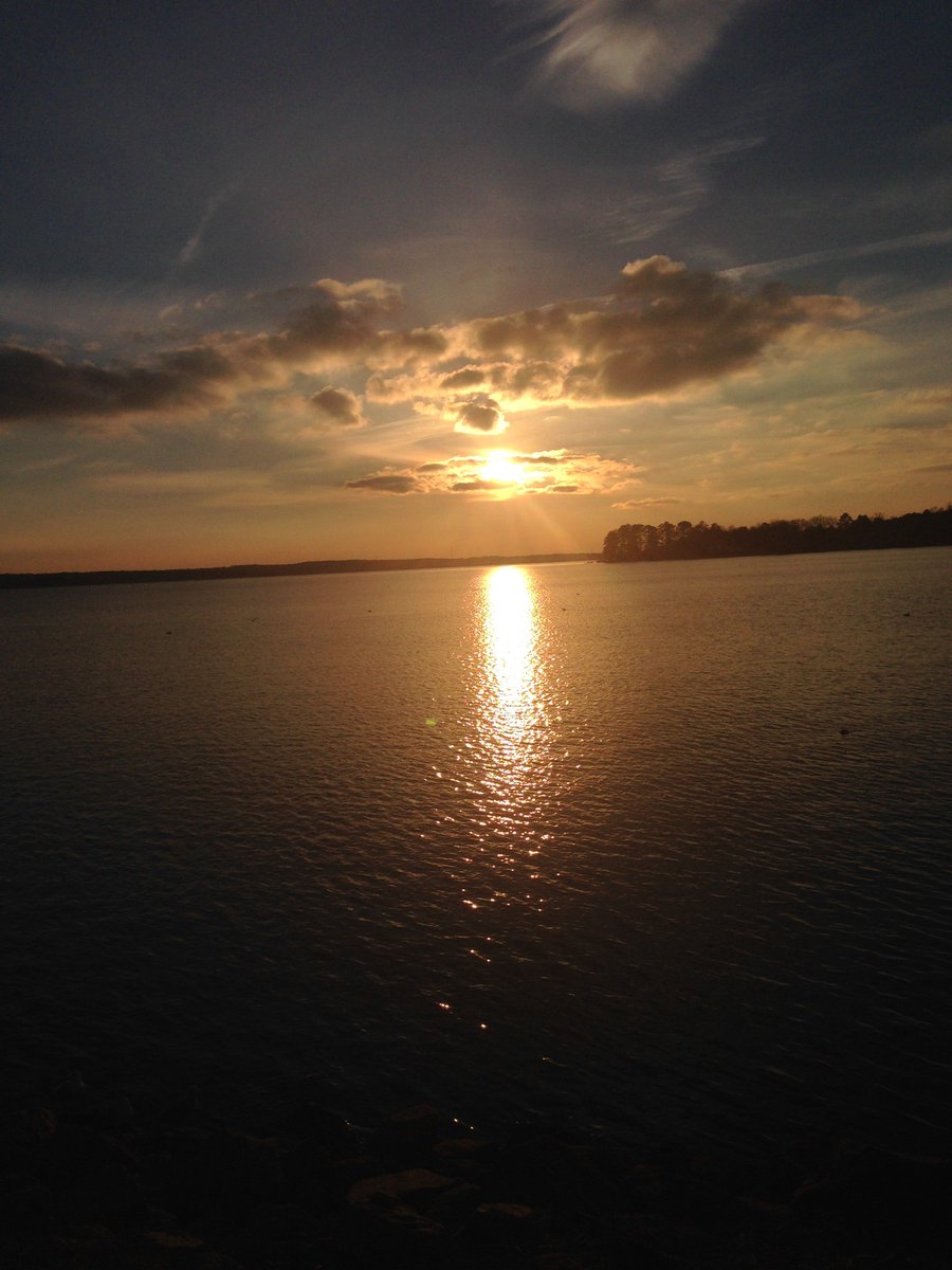 passionbeyond81's tweet photo. Goodbye #sunday #byesunday #MondayMotivaton #sunset #sundaysunset https://t.co/ehEpzFySqj