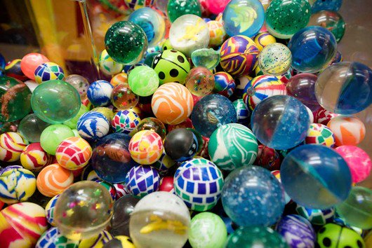 WinandGrinGC's tweet photo. "Premixed boxes of 1300 super balls" https://t.co/4BP0sCt7Ng #Arcade #Vending #Superballs https://t.co/A9Kc7d8irm
