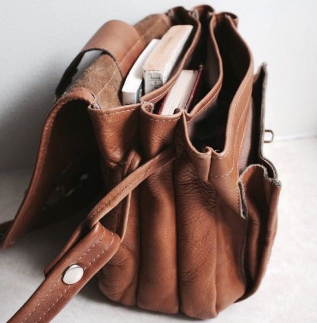 _Versandote's tweet image. ❆│Cuando arde la sangre, el alma se prodiga en juramentos.❞

➙Ex-Ravenclaw.          
➙Profesora de Literatura.               ➙Propietaria de Shakespeare &amp;amp; Co.  ➙Esposa de Cormac McLaggen y
                      mamá de Romeo.