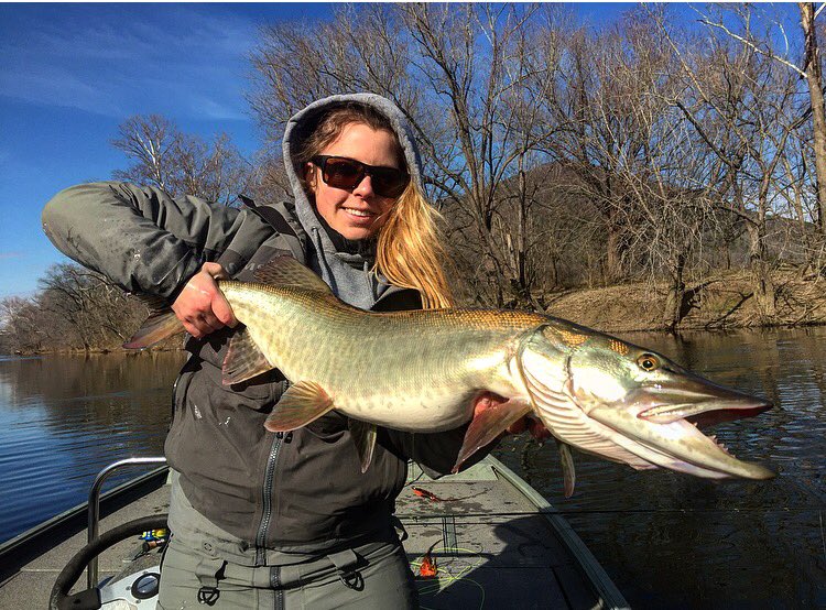 Virginia is for lovers... and big ass musky. #flyfishing @FishGLoomis <a href="/GORETEXhuntfish/">GORE-TEX Hunt&Fish</a> <a href="/smithoptics/">SMITH</a> <a href="/simmsfishing/">Simms Fishing</a>