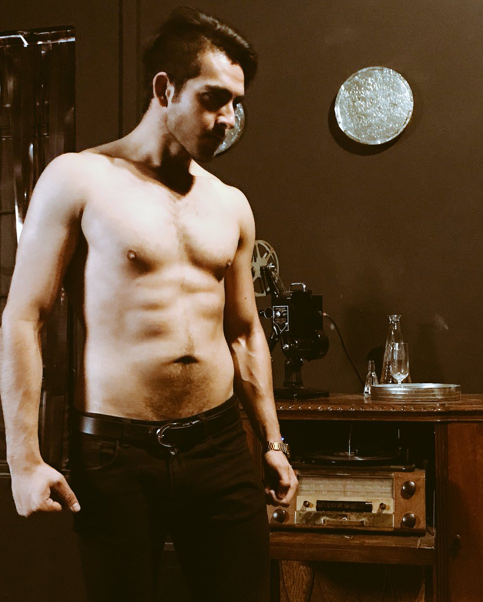 OurKingLeon's tweet photo. ¡La #Sala10 ya está ardiendo! no se pierdan @APruebaDeDeseo esta sensual y sorprendente historia hoy protagonizada por @LEONANDRE07 y @rosendogazpel en @MicroTeatroMex ¡todavía llegan a las últimas funciones! 08:35, 09:05 y 09:35 👏🏻👏🏻👏🏻 https://t.co/otsIpedLfk