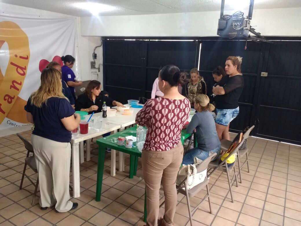 ErandiAcc's tweet photo. Hoy nuestras mamis disfrutaron de un taller de Gelatinas.
#empoderandoalasmamis https://t.co/na8HY7rrLu