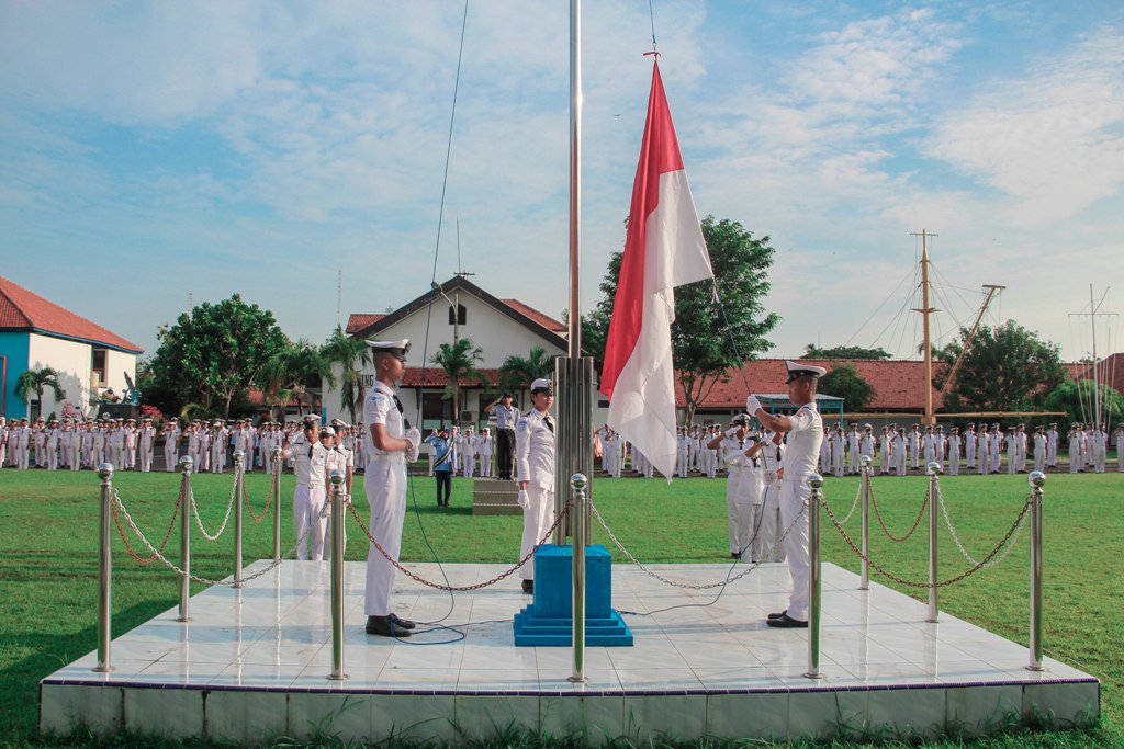 bppsdmsupmtegal's tweet photo. Upacara Hari Senin (19/2) di lapangan Upacara SUPM Tegal.
#Kerja3ersama 
#RisetdanSDMKP 
@mzulficar @brsdm_kp @Pusdik_KP @Maskurikkp1 https://t.co/nj3R0x8wTD