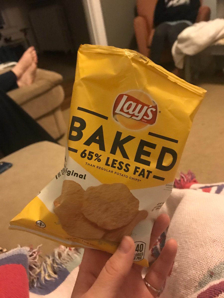 SMScapS's tweet photo. @LAYS is this a joke?? 4 chips?? A girl needs her snacks!!! *regular bag for reference* https://t.co/eHON4QxWWS