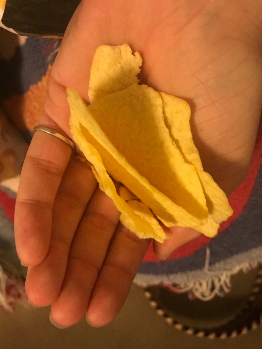 SMScapS's tweet photo. @LAYS is this a joke?? 4 chips?? A girl needs her snacks!!! *regular bag for reference* https://t.co/eHON4QxWWS