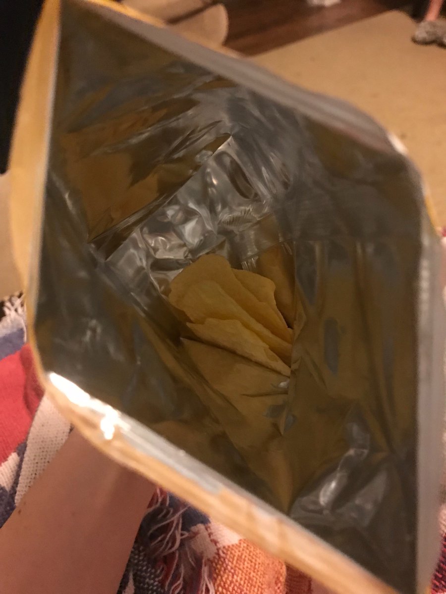 SMScapS's tweet photo. @LAYS is this a joke?? 4 chips?? A girl needs her snacks!!! *regular bag for reference* https://t.co/eHON4QxWWS