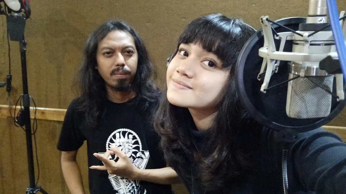 HSHentertain's tweet photo. Recording session with @paramithaprades take vocal at @HSHentertain .. #singlehits #solo #female #goodsong #goodsing #hshstudio https://t.co/L5h6L6BCfp