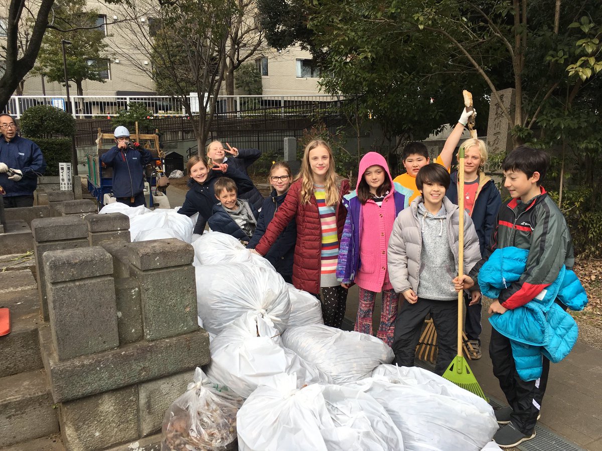 MSTokyoWillow's tweet photo. Cooperation resulted in gathering about fifty bags of leaves #MSTcooperation #MSTelementary #MSTservicelearning https://t.co/jOBnV0MRFq
