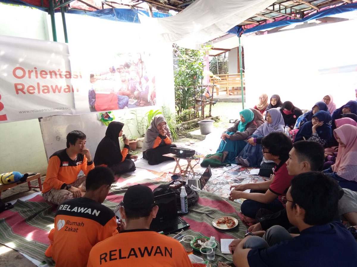 Relawan_Bekasi's tweet photo. Alhamdulillah, banyak sekali yang saya dapatkan ilmu yang bermanfaat, keluarga baru, pejuang kebaikan, rasa terharu saat adzan berkumandang dan kita berbondong-bondong bersama memenuhi panggilanNya. Disini saya merasa bergabung di relawan nusantara adalah pilihan yang baik https://t.co/7TPrVIK6zh