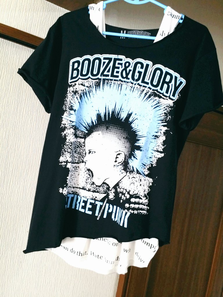 Tシャツをアレンジして肩出しにリメイク 襟 袖 裾のカット方法