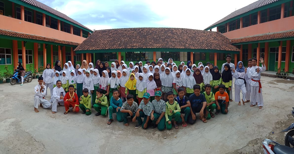 ShegiDani's tweet photo. Alhamdullilah Pembukaan Ranting PPS.Perisai Diri, MIN 2 BOGOR. Sabtu 17 Pebuari 2018.Pelatih Bang Jayadi Salah Satu Keluarga Besar Kampung Silat Jampang Zona Madina Dompet Dhuafa
#DompetDhuafa
#ZonaMadina
#KampoengSilatJampang
#SilatJampang
#SilatGoesToUNESCO https://t.co/3cUJUmjoCh