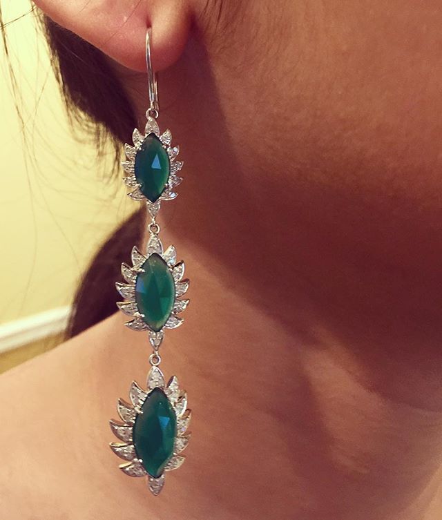 MeghnaJewels's tweet photo. Triple drop Claw earrings in green #chalcedony and #diamonds! #meghnajewels #clawcollection ✨
✨
✨
✨
#meghnajewels #earrings #earringsoftheday #jewelrygifts #bling #hautejoaillerie #swag #highjewelry #gold #luxejewelry #uniquegift #jewelrygoals #jewel… https://t.co/on8mbRI1XI https://t.co/2juG2JnXlO