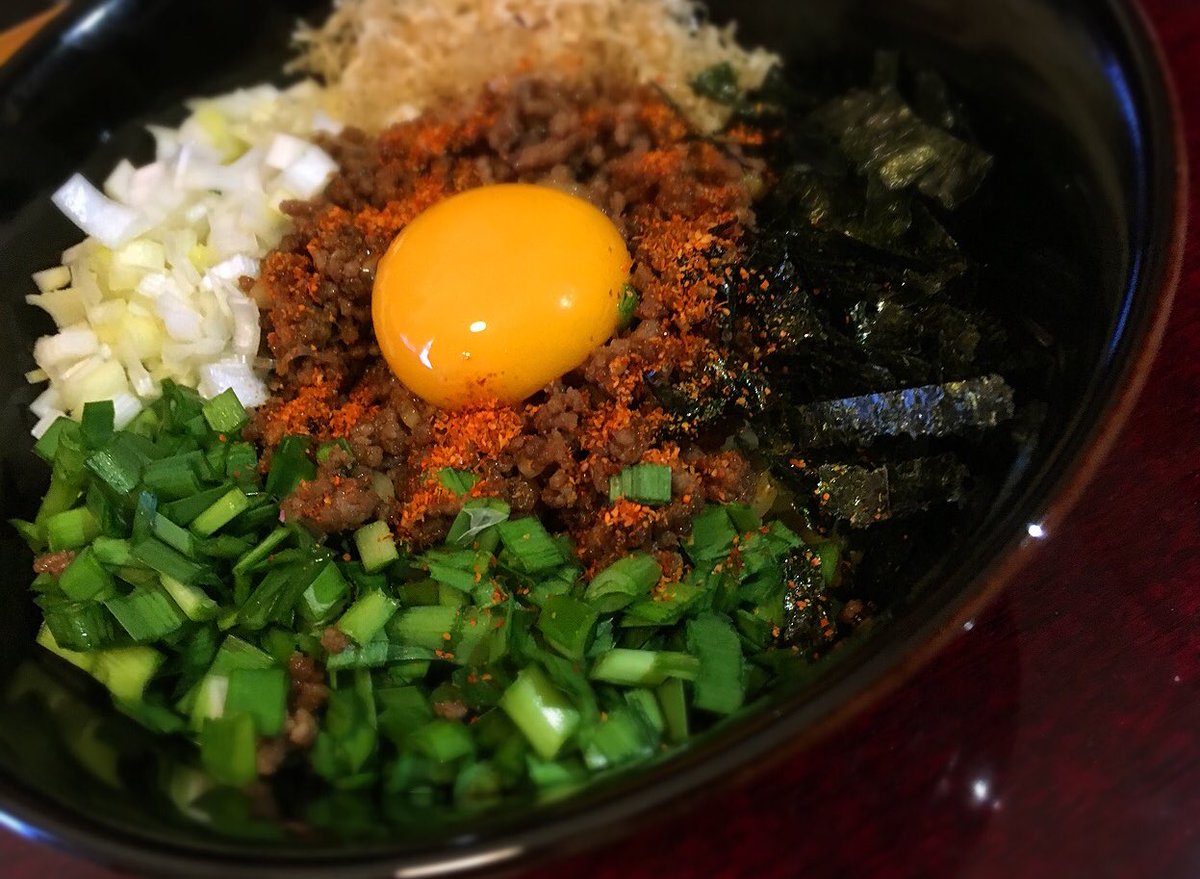 リュウジ 料理のおにいさんバズレシピ 家庭で出来る専門店に負けないくらい旨い 台湾まぜそば 豚挽肉1gを醤油 酒 みりん砂糖小1弱づつと豆板醤小1半とにんにく1片を油で炒め 丼に醤油大1 麺つゆ小2 オイスター小1 オリーブ油大1入れ茹でた中華麺