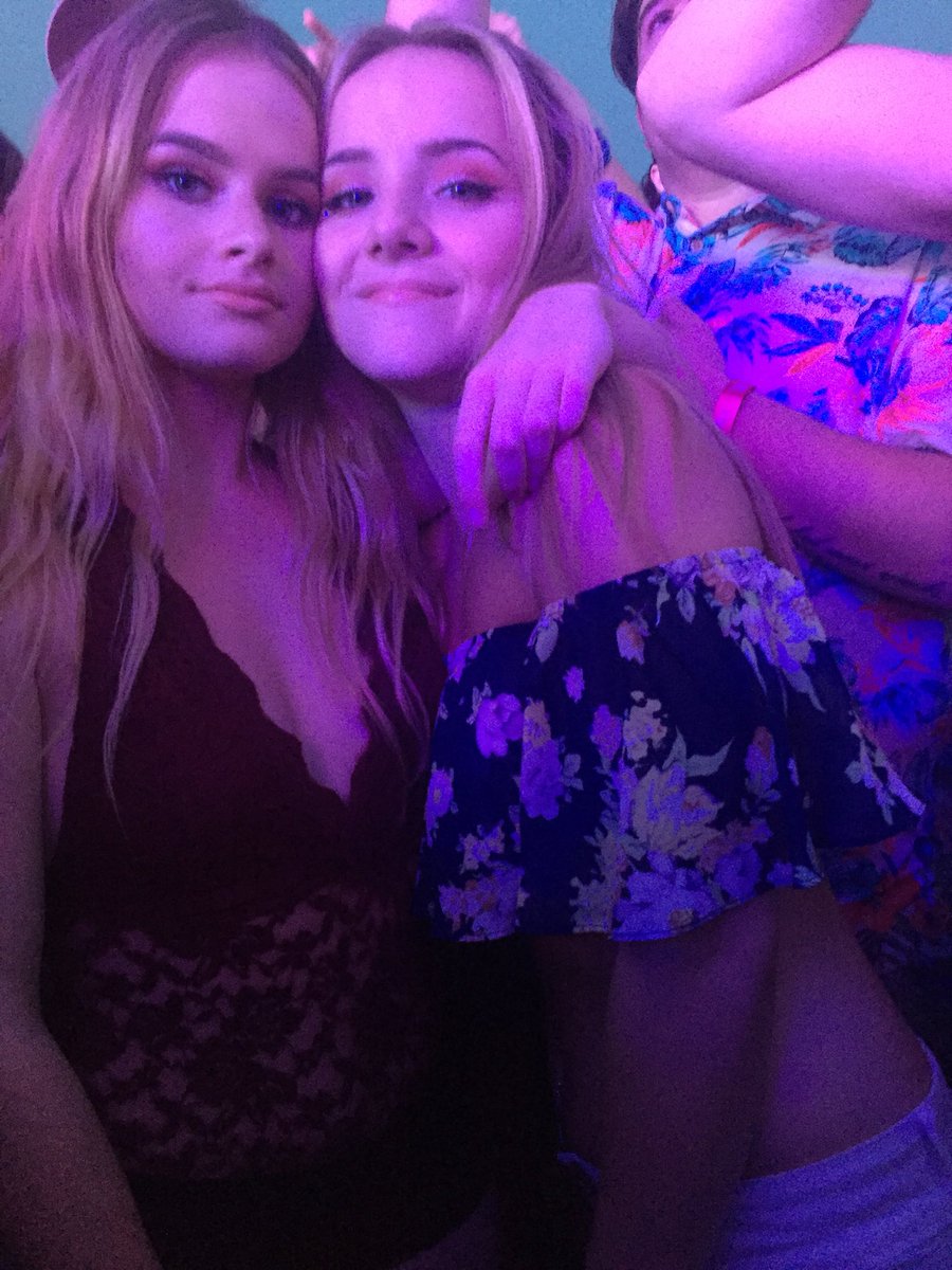 AlexaDebreczeni's tweet photo. #veld2017 take me back ๐ฉโค๏ธ https://t.co/XfveatTKd0