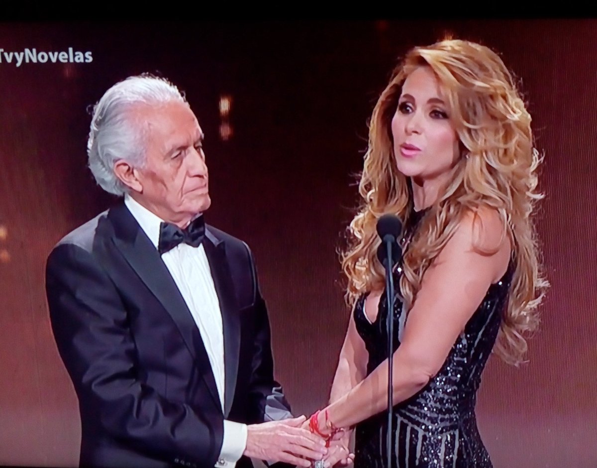 Eddyyel's tweet photo. Belleza de mujer @LuceroMexico  iluminas como tu nombre como un lucero #LuceroNecesitaría  siempre ver esa sonrisa @PremiosTVyNMX https://t.co/NQi5iMGoPV