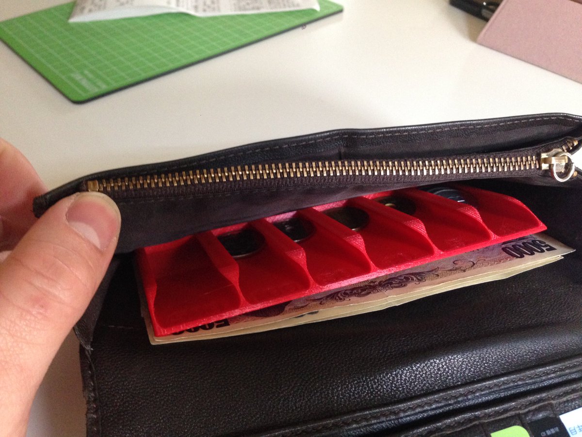 前からちょっと憧れてたコインホルダーを長財布に入るサイズで試作してみた。 もう少し薄くしたり細かいところ修正します。