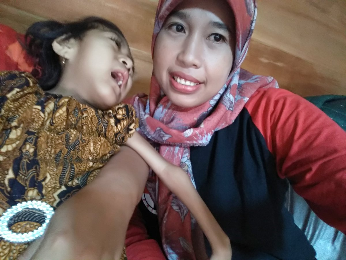 Muliati21872840's tweet photo. Melakukan kunjungan pada anak yg kena gizi buruk... 
#ManfaatDanaDesa 
#bhaktipendampingdesa 
#sulsel 
#Bulukumba 
#tppisulsel 
@jokowi 
@anwsanusi 
@taufikmadjid71 
@tppindonesia 
@KemenDesa 
@fachrilabalado 
@WanSalassa https://t.co/u3h3DY8htE