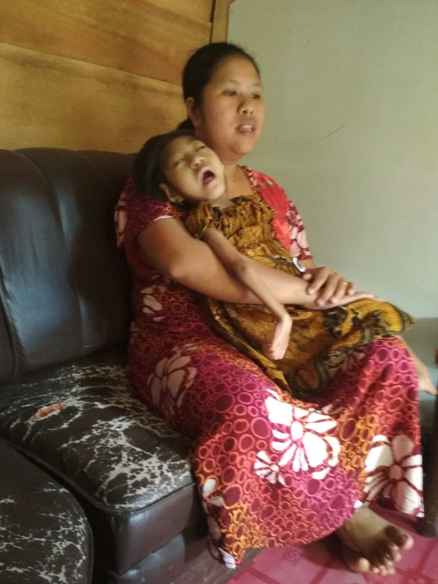 Muliati21872840's tweet photo. Melakukan kunjungan pada anak yg kena gizi buruk... 
#ManfaatDanaDesa 
#bhaktipendampingdesa 
#sulsel 
#Bulukumba 
#tppisulsel 
@jokowi 
@anwsanusi 
@taufikmadjid71 
@tppindonesia 
@KemenDesa 
@fachrilabalado 
@WanSalassa https://t.co/u3h3DY8htE