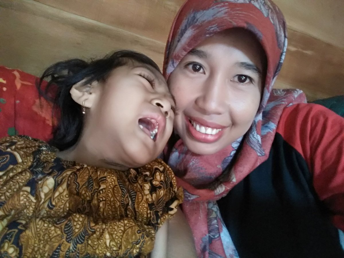 Muliati21872840's tweet photo. Melakukan kunjungan pada anak yg kena gizi buruk... 
#ManfaatDanaDesa 
#bhaktipendampingdesa 
#sulsel 
#Bulukumba 
#tppisulsel 
@jokowi 
@anwsanusi 
@taufikmadjid71 
@tppindonesia 
@KemenDesa 
@fachrilabalado 
@WanSalassa https://t.co/u3h3DY8htE