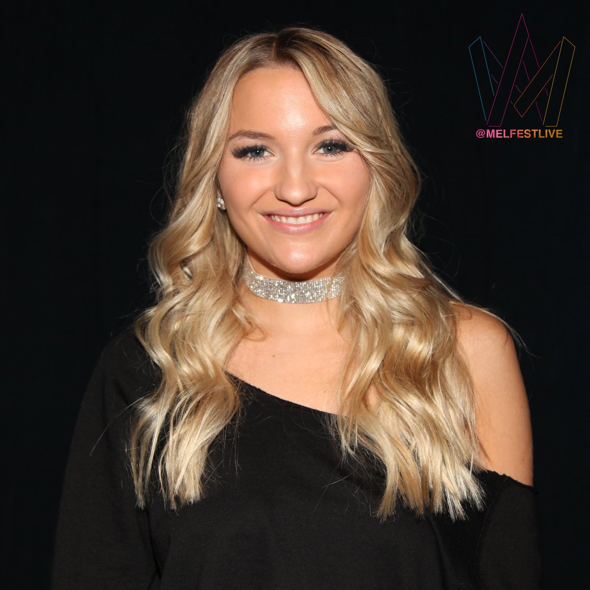 MelfestLive's tweet photo. Olivia Eliasson upptäcktes när hon gjorde en cover på @antonewald's "Begging" på YouTube och debuterar nu i Melodifestivalen med en låt skriven av bland andra Anton Ewald. #melfest https://t.co/KKnAIw7qlu