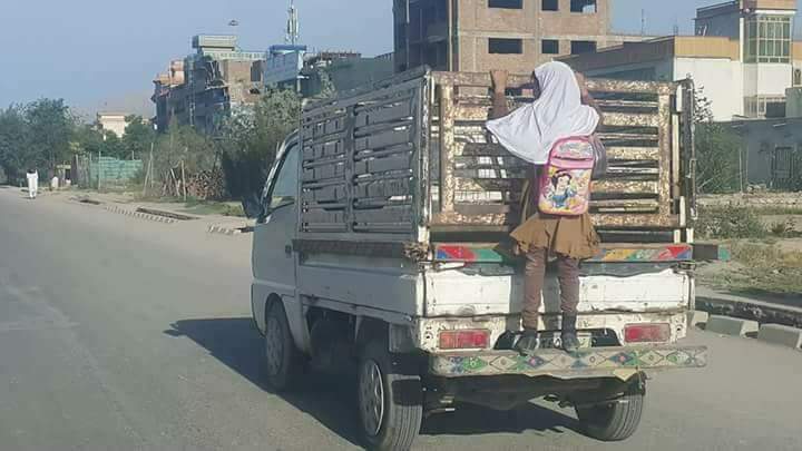 zibaranga123's tweet image. ذهن مې لږ شاتـه پاتې شوى دى
عــقل مې مـلا ته پاتې شوی دى
ـ
زه خــو د غــــربت تبې نيولى يم 
زده کړه تعليم تاته پاتې شوي دى

شاعر